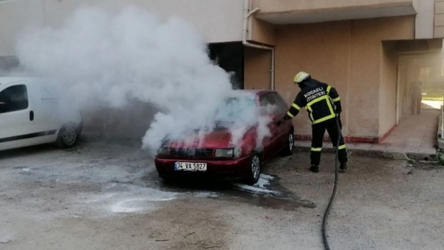 Çalıştıramadığı otomobil alev aldı!