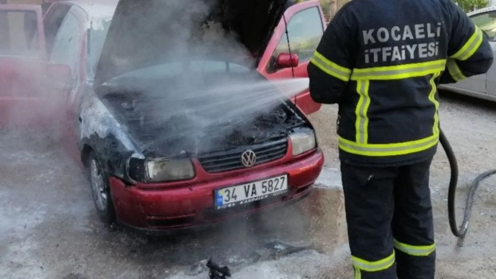 Çalıştıramadığı otomobil alev aldı!