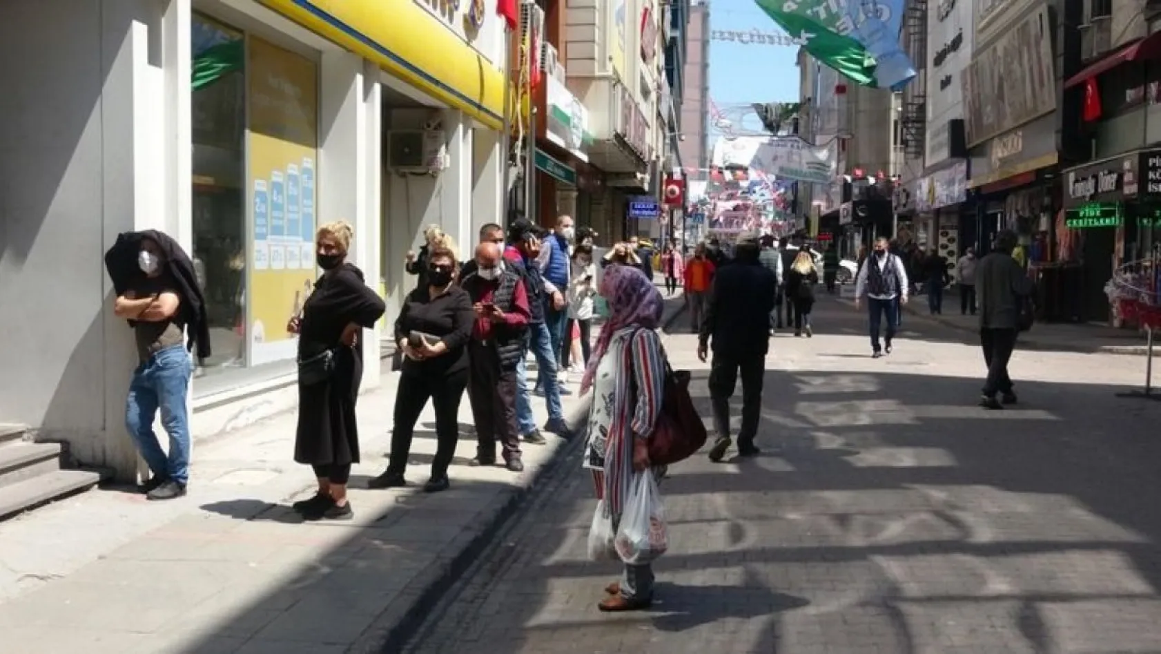 İzmit'te güzel hava insanları sokağa döktü