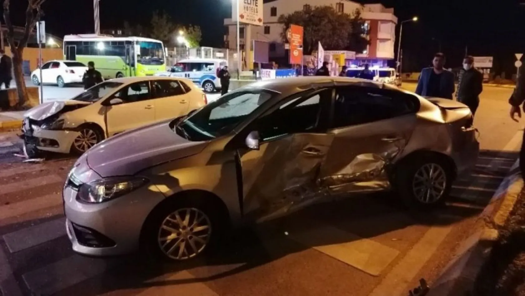 Kocaeli'de 2 otomobil çarpıştı!