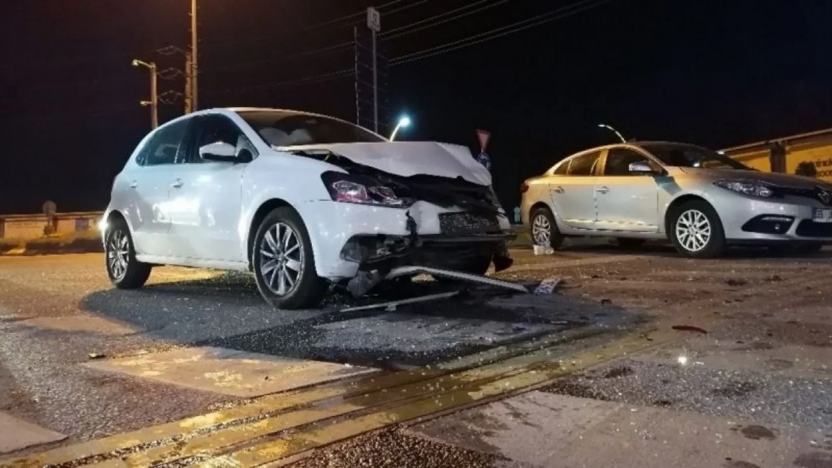 Kocaeli'de 2 otomobil çarpıştı!