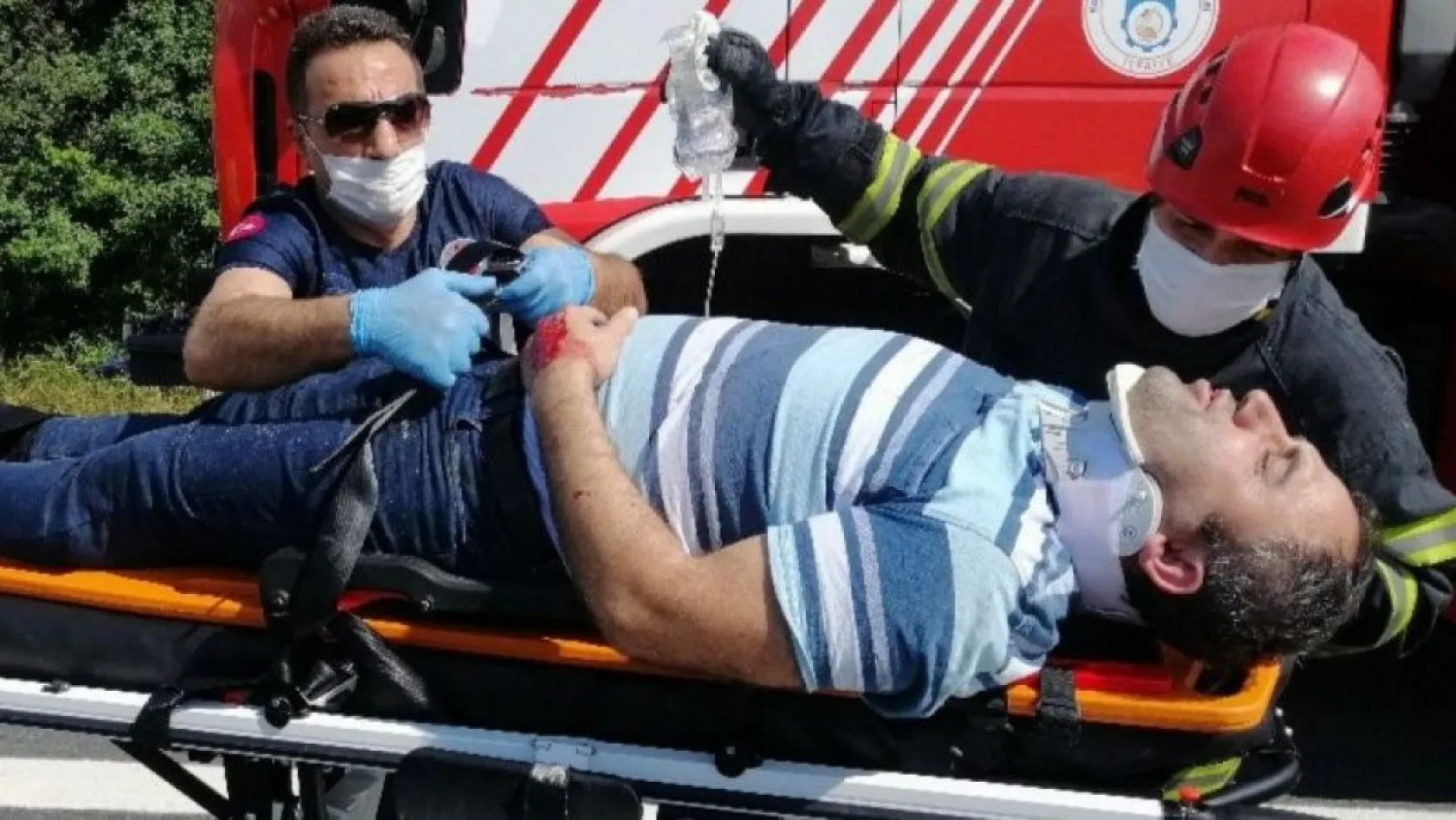 Tırın çarptığı tankerden dökülen yağ TEM'i trafiğe kapattı: 1 yaralı