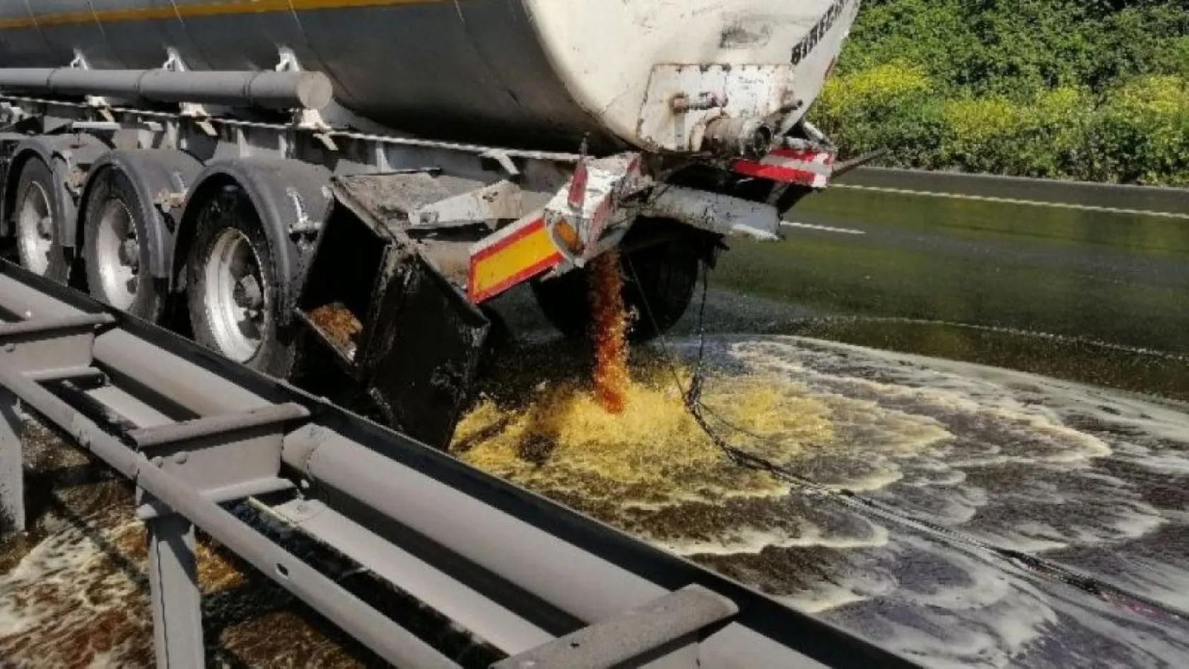 Tırın çarptığı tankerden dökülen yağ TEM'i trafiğe kapattı: 1 yaralı