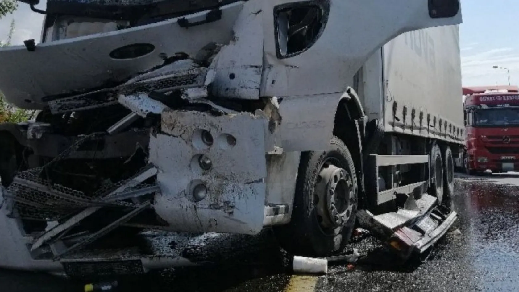 Tırın çarptığı tankerden dökülen yağ TEM'i trafiğe kapattı: 1 yaralı