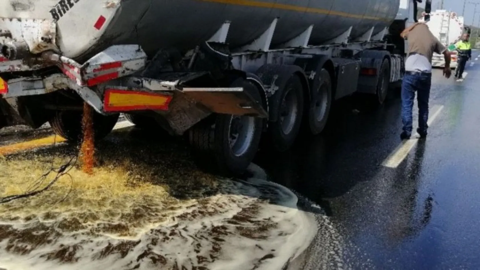 Tırın çarptığı tankerden dökülen yağ TEM'i trafiğe kapattı: 1 yaralı