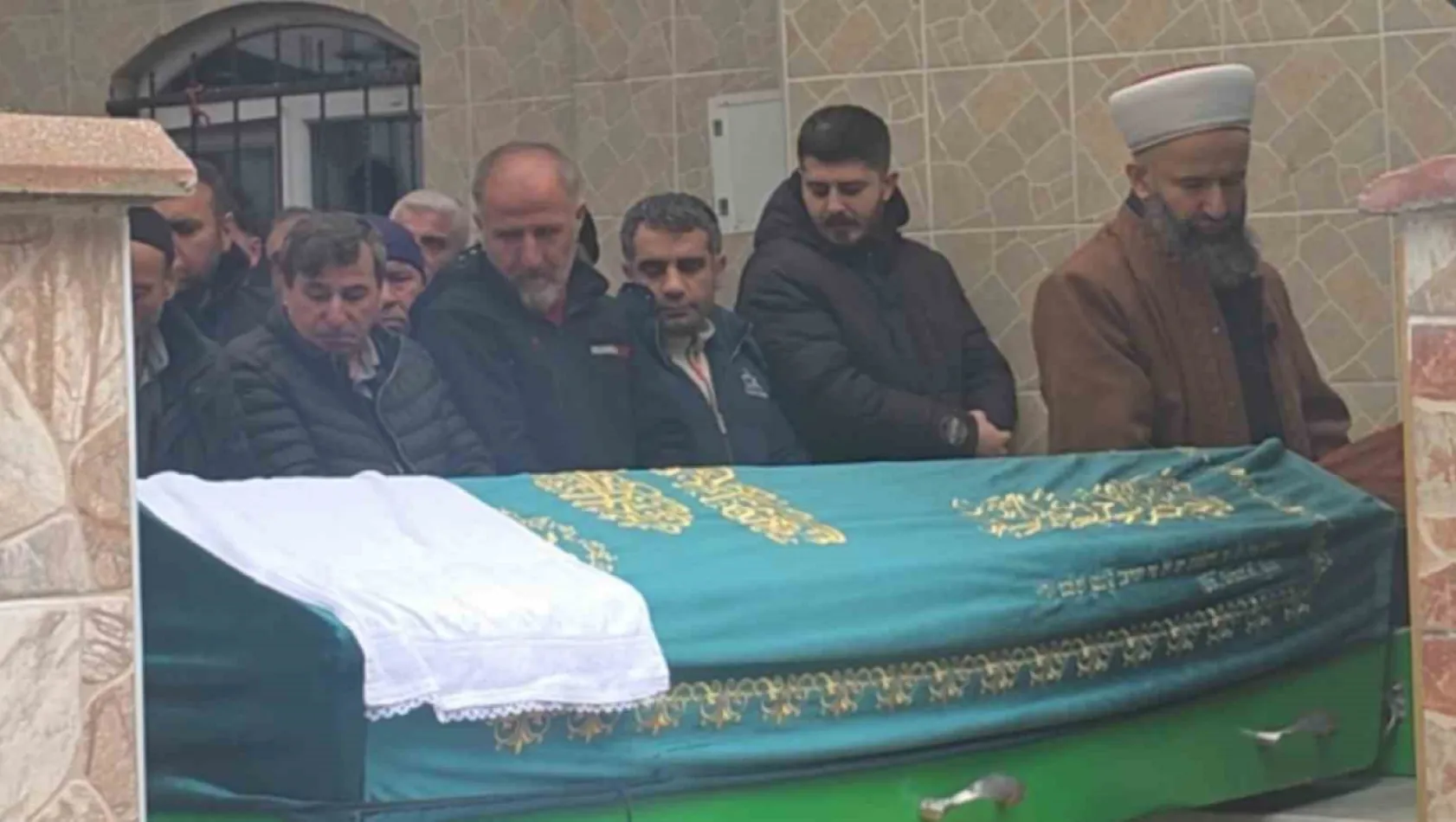 Ankara'da aile katliamı yapan ve intihar eden şahıs ile annesi Gebze'de defnedildi