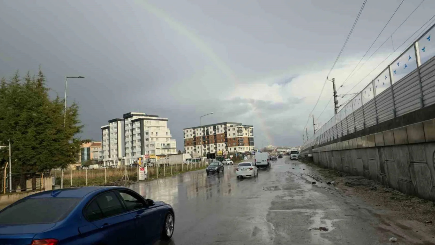 Fırtınada yollar göle döndü, ağaç dalları kırıldı