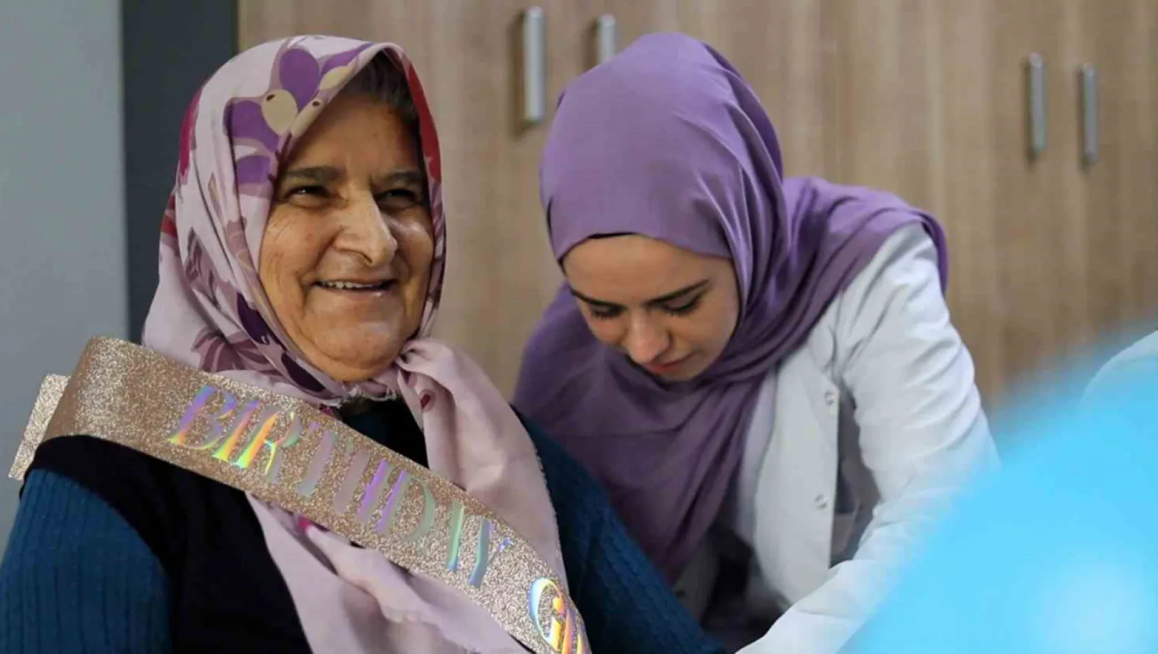 Hayatındaki ilk doğum gününü 77 yaşında kutladı