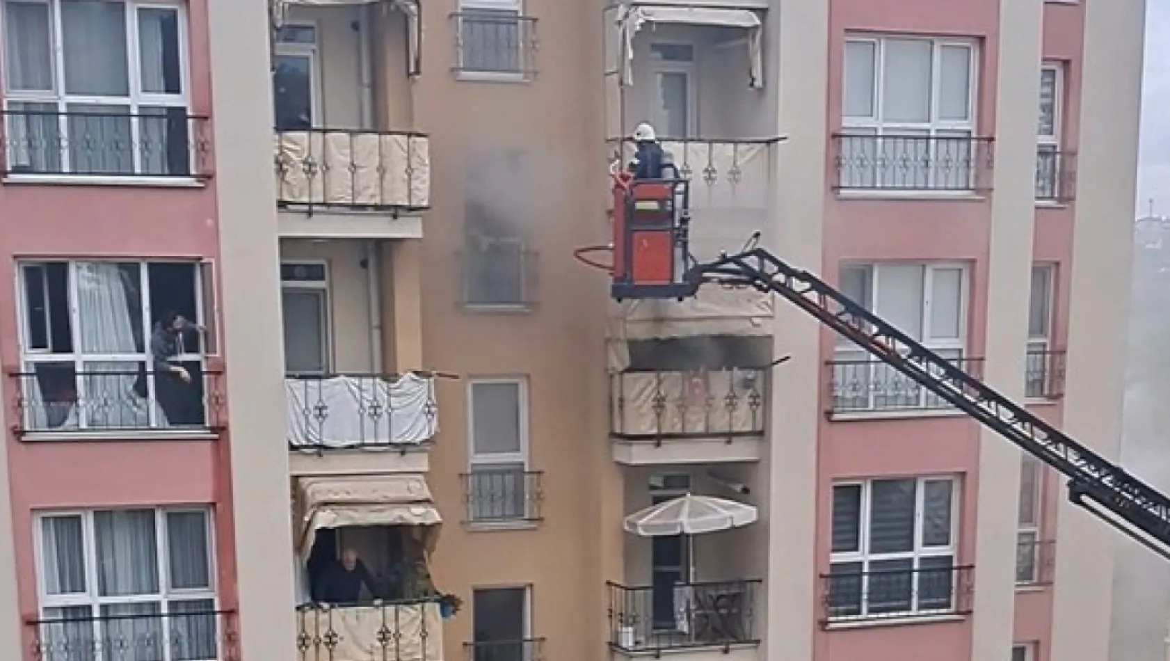 İtfaiye eri, oksijen maskesini vatandaşa verip hayatını kurtardı