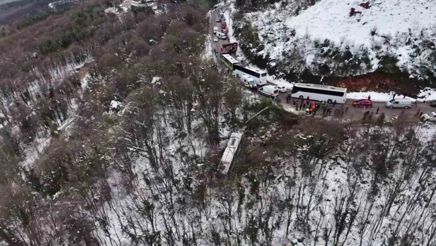 Kartepe'nin zirvesinden inerken otobüs şarampole uçtu: 22 yaralı