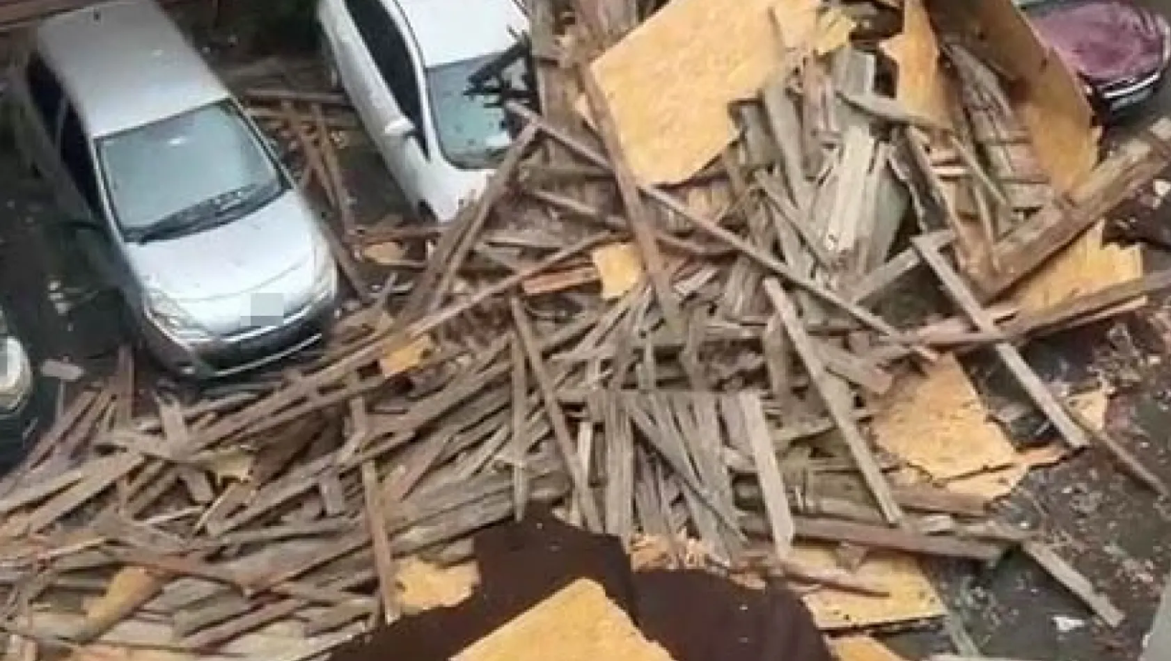 Kocaeli'de sadece bir mahallede 186 evin çatısı uçtu