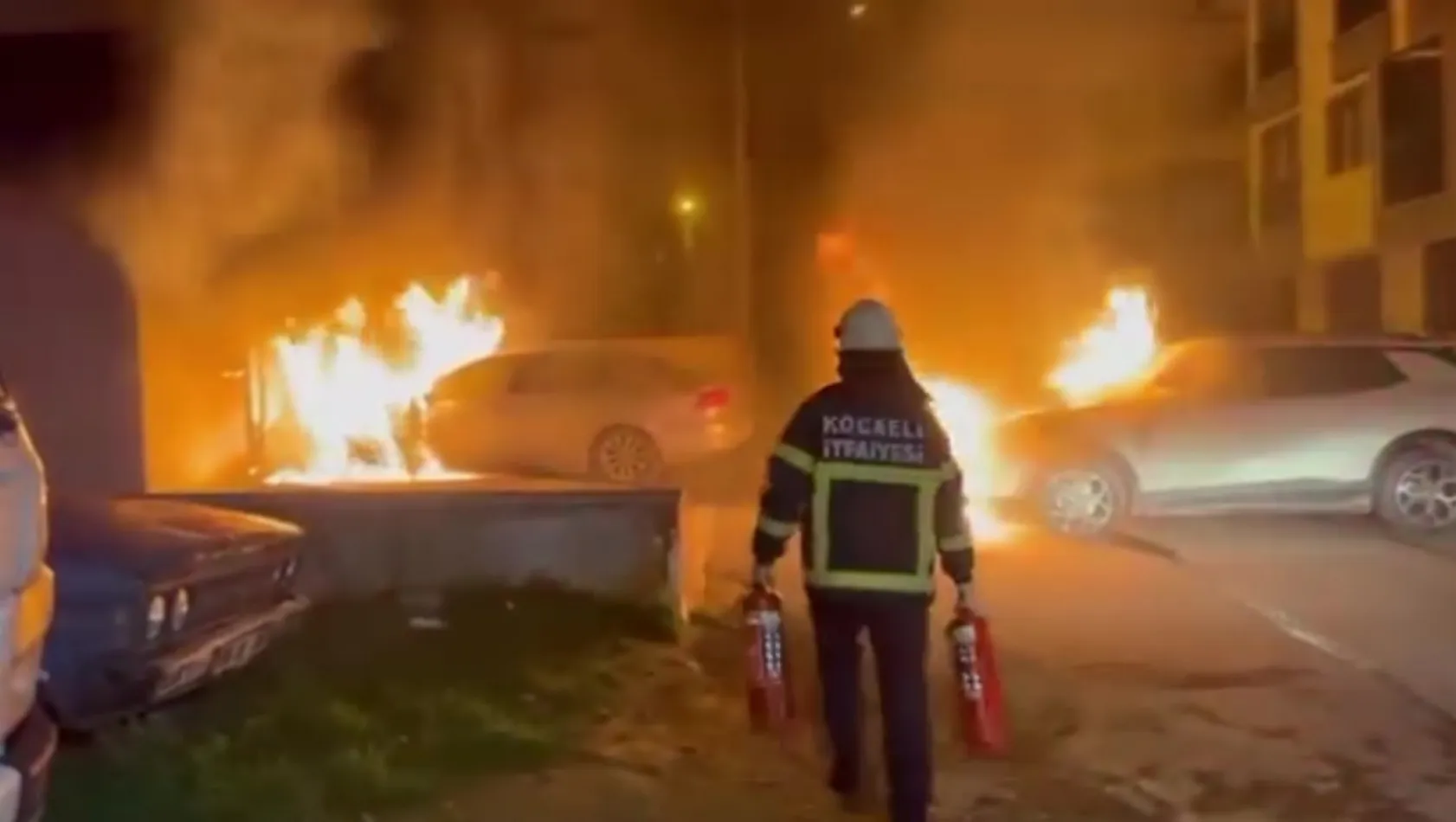 Park halindeki araç alev alev yandı