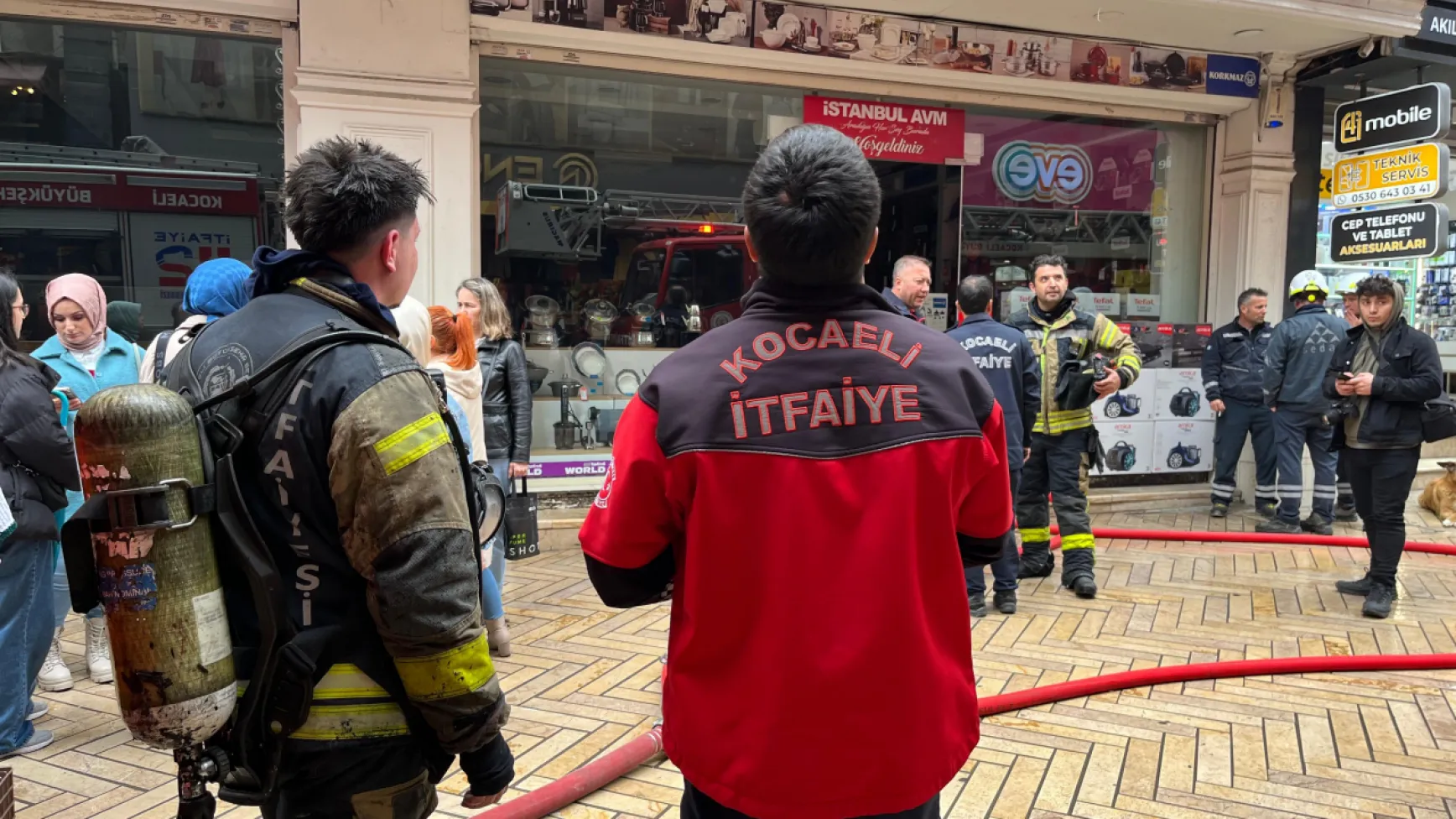 İstanbul AVM'de yangın paniği
