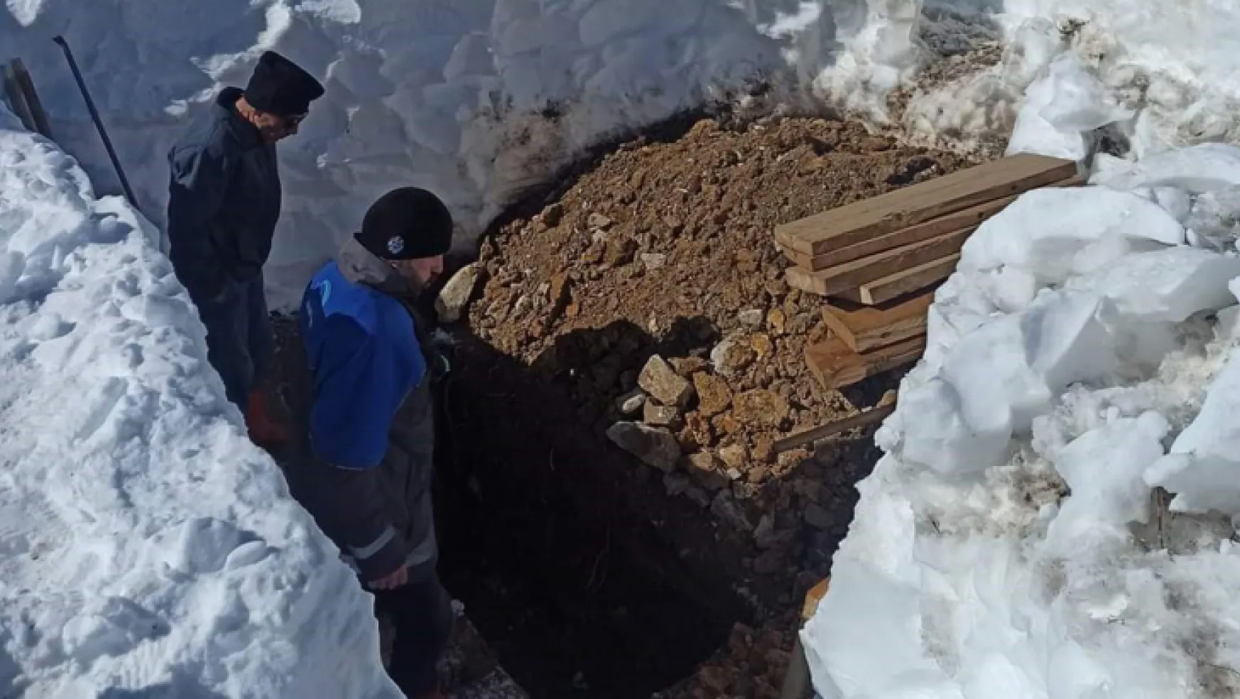 2 metrelik karın altındaki mezarı kazmak zorunda kalıyorlar