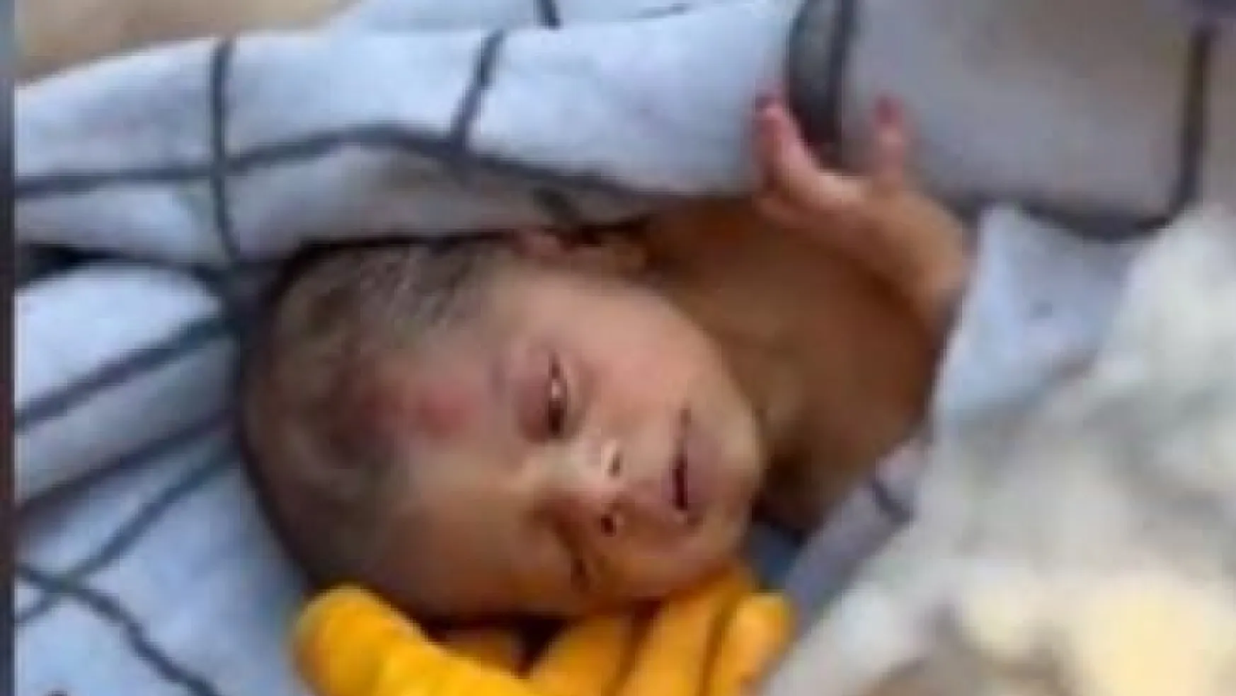 20 günlük bebek avucunda annesinin saçları ile enkazdan çıkarıldı