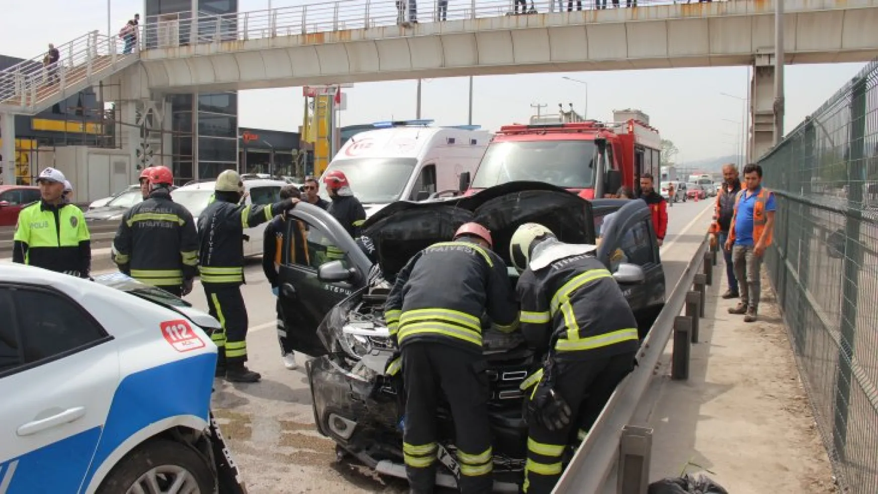 3 araç kazaya karıştı: Sürücü için seferber oldular