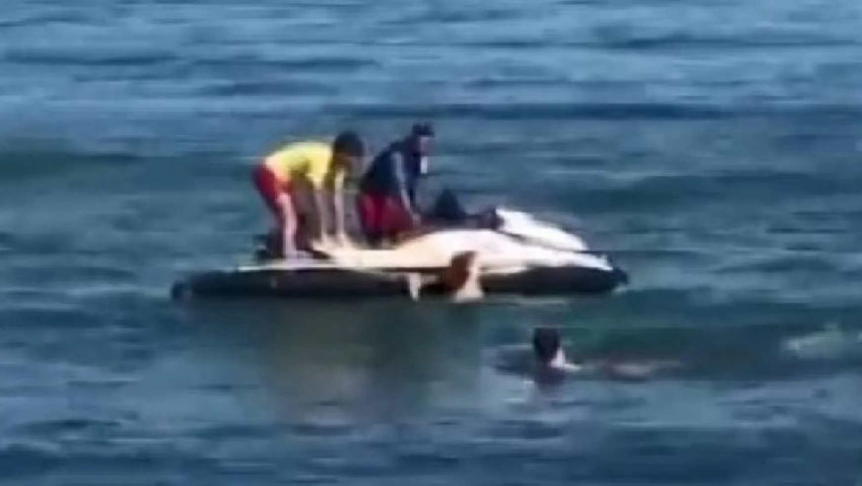 3 arkadaş denize girdi: Biri boğuldu, biri hala aranıyor!