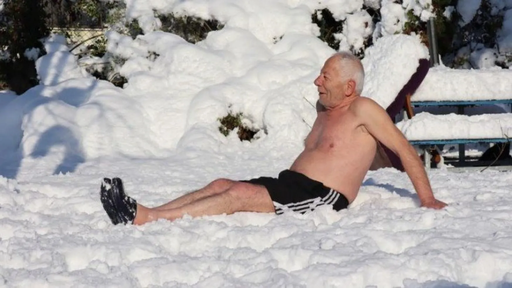 75 yaşında kar banyosu yaptı 