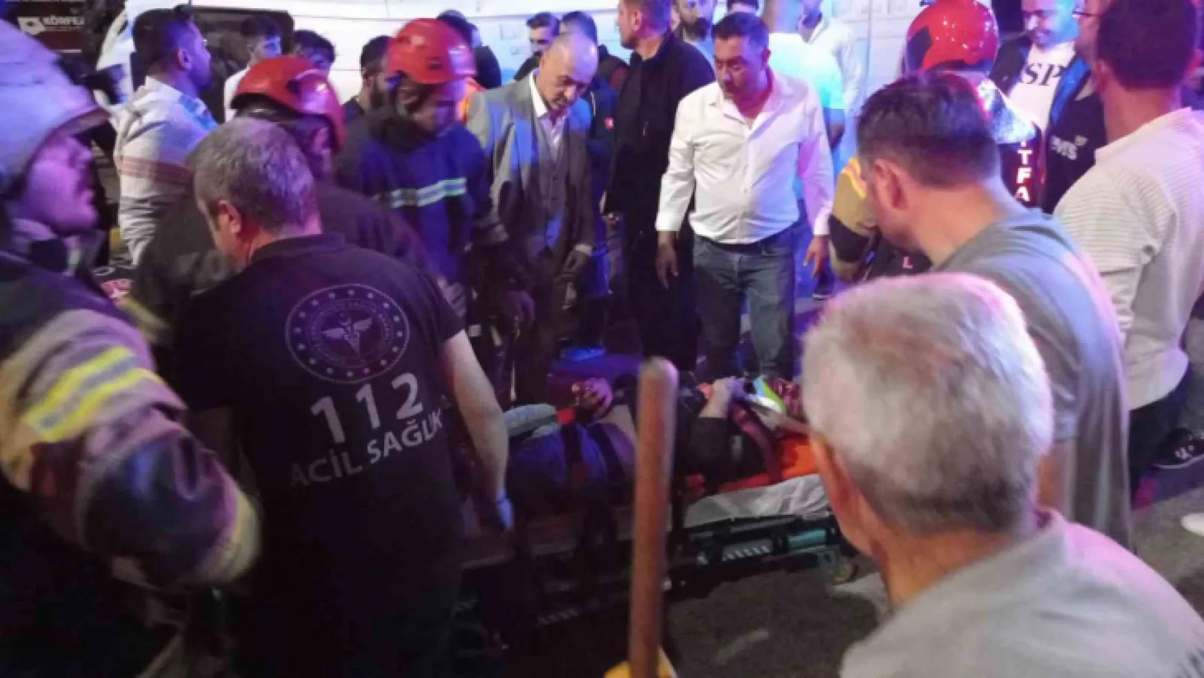 Kocaeli'de ağaca çarpan minibüs devrildi: 1'i ağır 3 yaralı