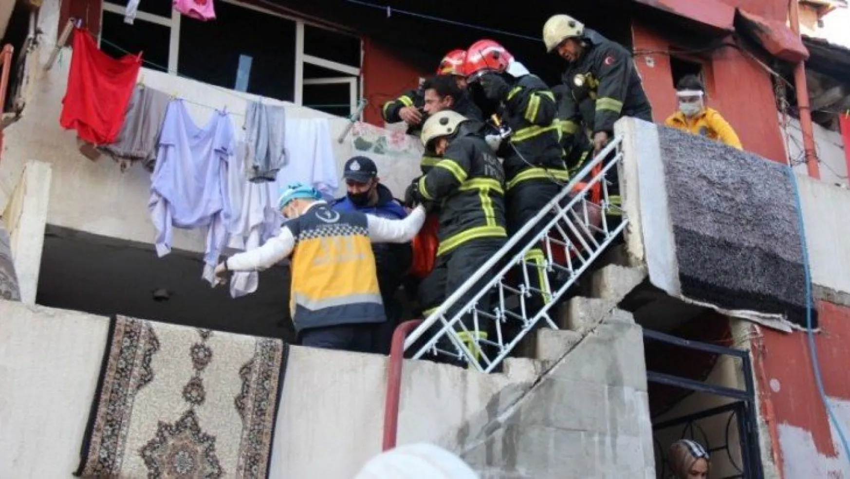 Alevler içerisinden çıkarılan 4 yaşındaki çocuk hayatını kaybetti 