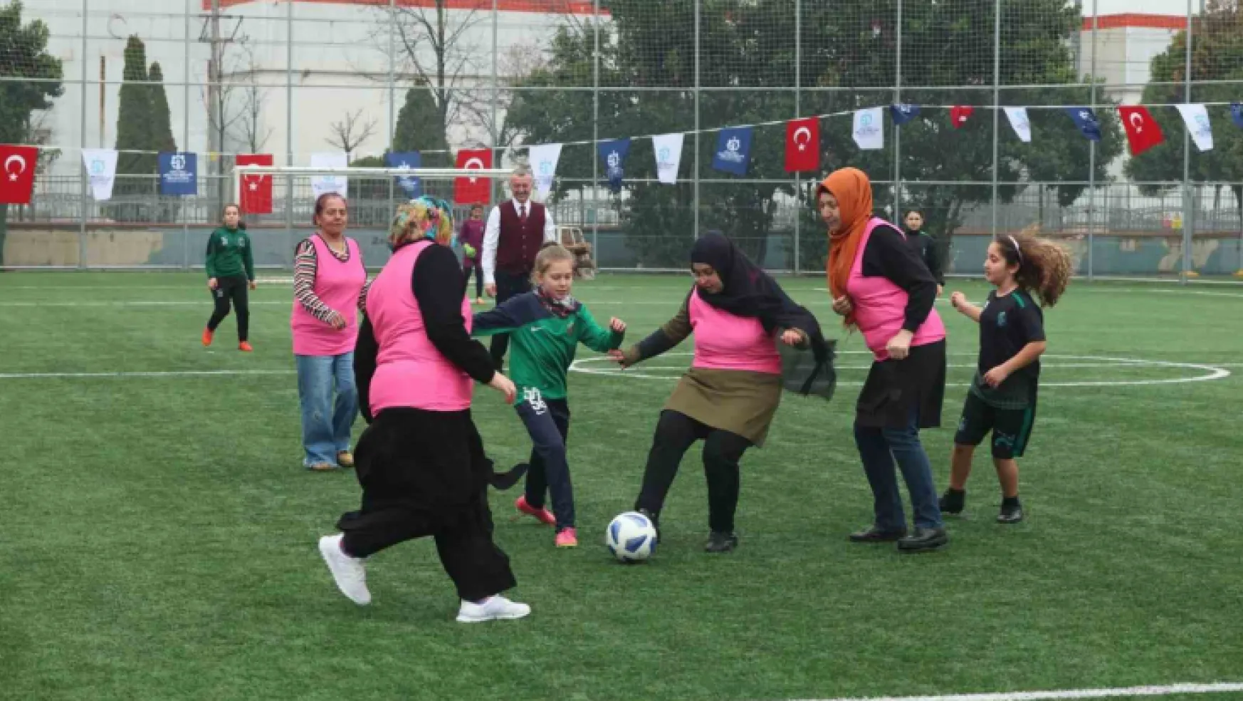 Anneler ve kızları futbol maçında karşı karşıya