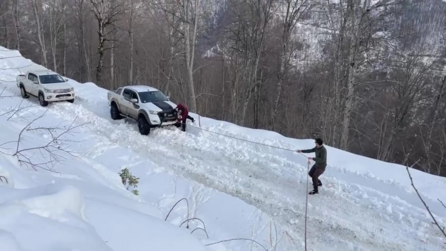 Araçlar karda mahsur kaldı, yardıma vatandaşlar yetişti