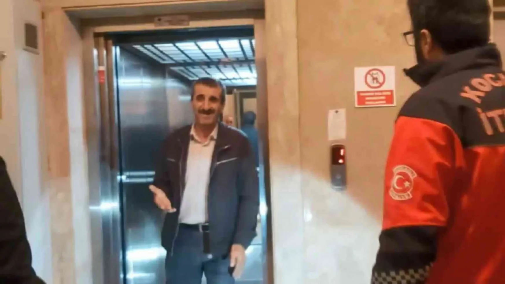 Güvenlik personeli asansörde mahsur kaldı!