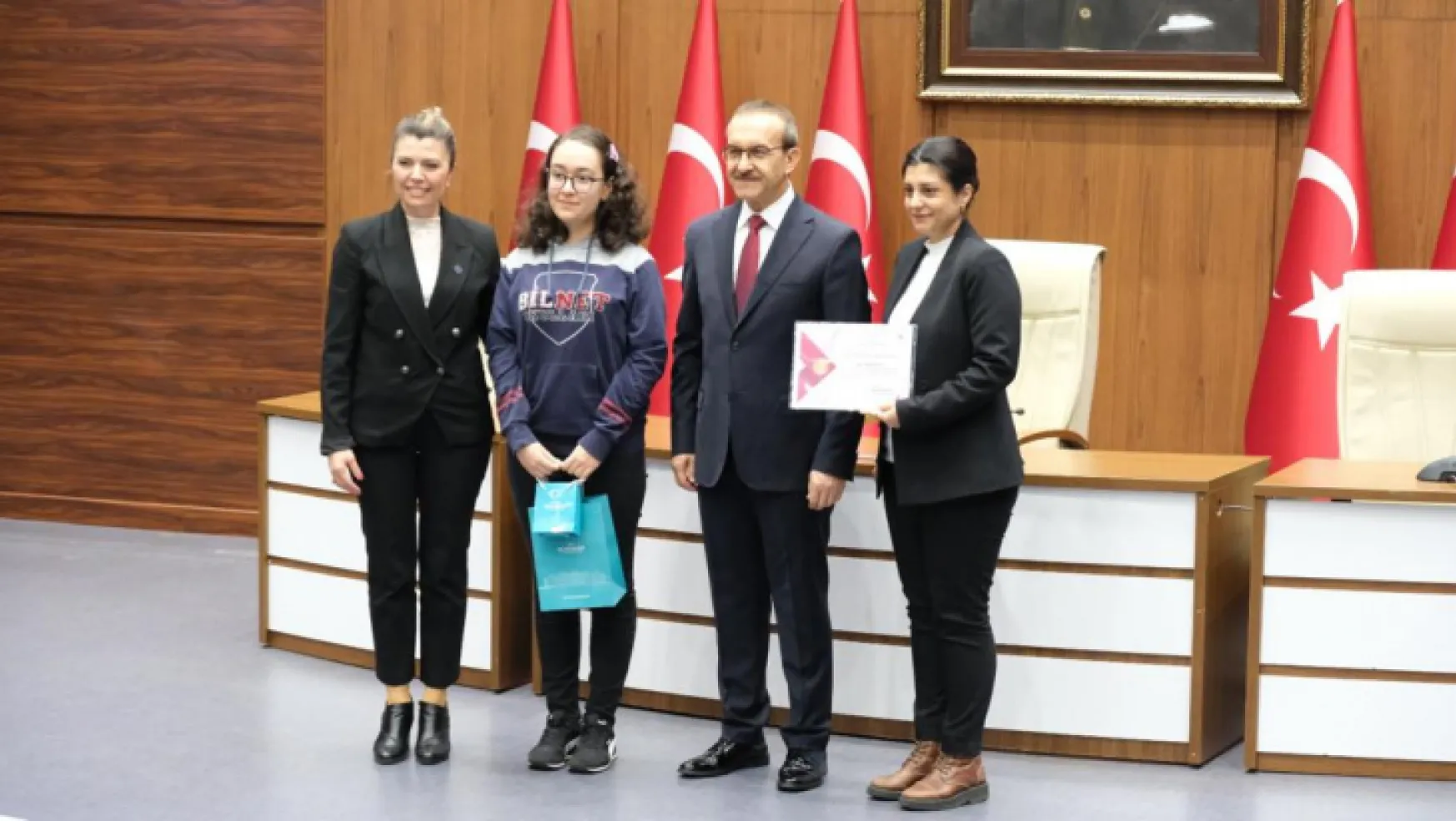 Bilnet Okulları'na bir ödül de Vali Yavuz'dan