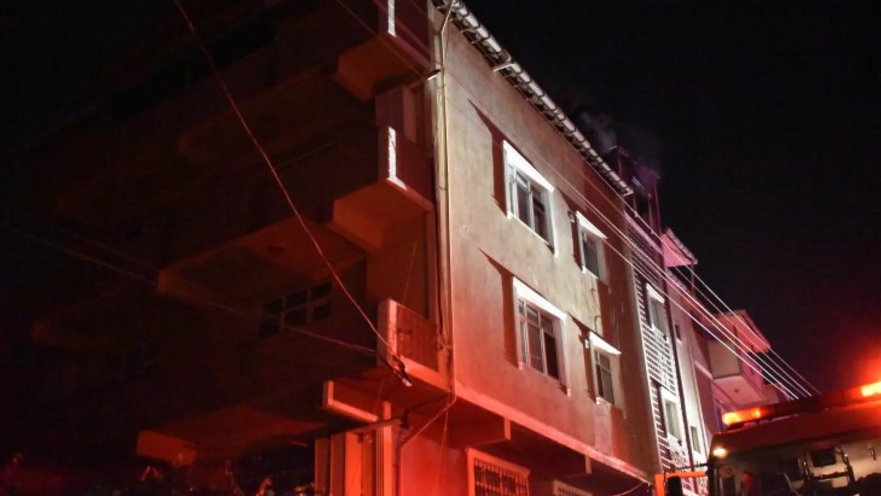 Binanın çatısı alev alev yandı
