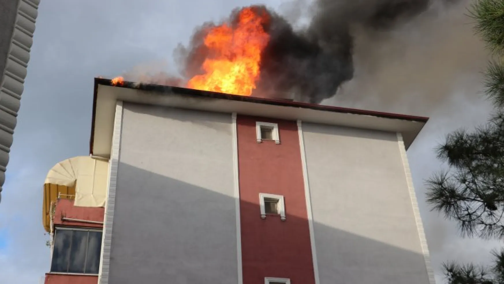 Binanın çatısında çıkan yangın mahalle sakinlerini korkutu