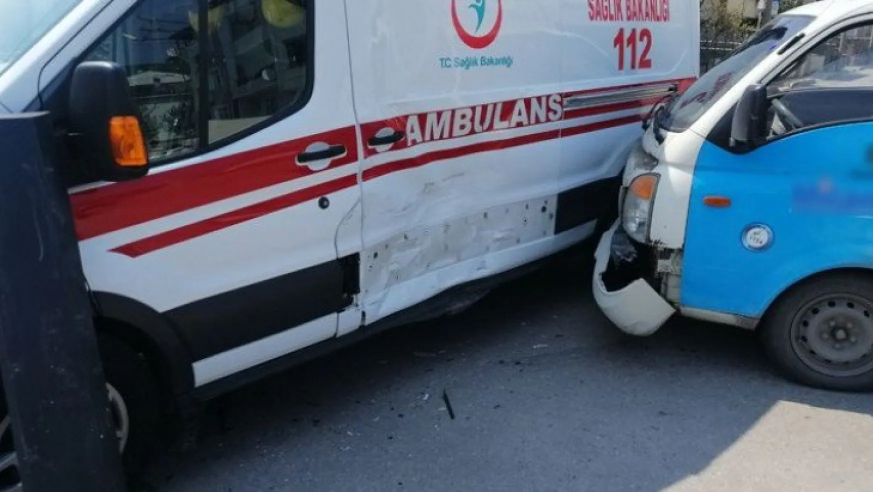 Boş sokakta ambulansa çarptı