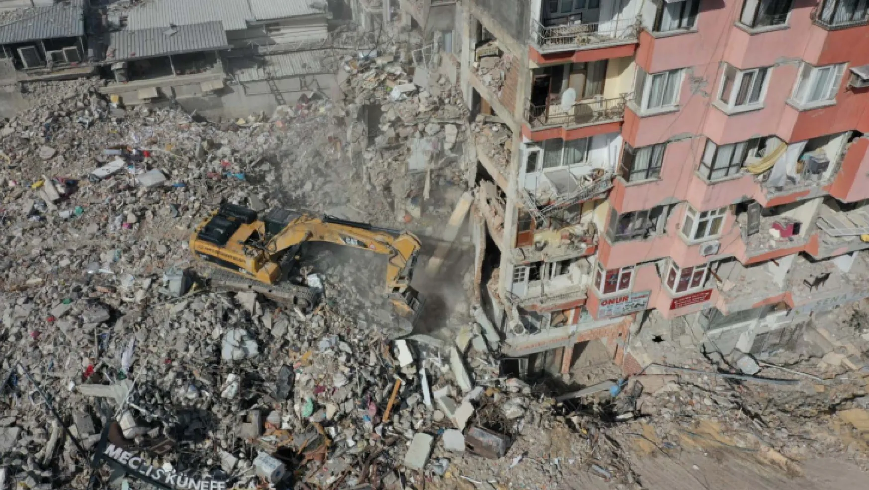 Büyükşehir, Hatay'da 51 binanın yıkımını yaptı