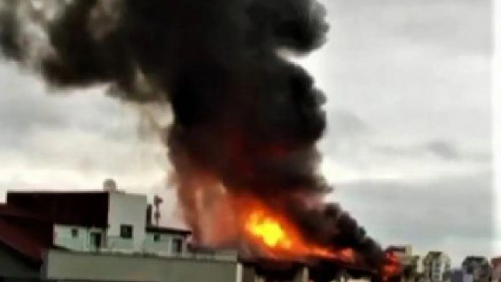 CHP teşkilatının bulunduğu binanın çatısı alev alev yandı!