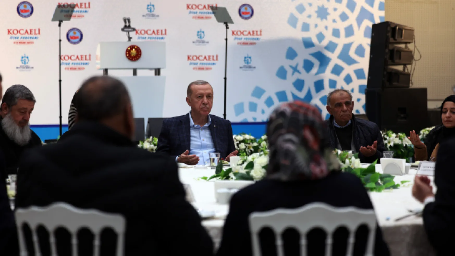 Cumhurbaşkanı Erdoğan depremzedeler ile iftarda buluştu
