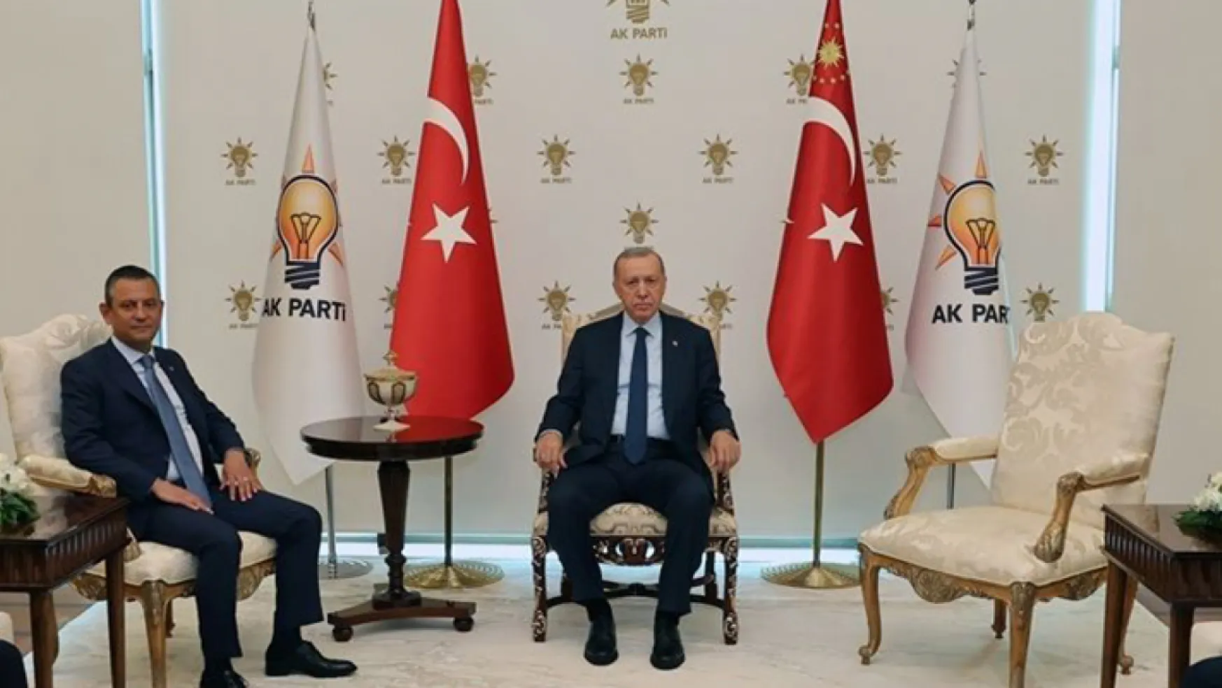 Cumhurbaşkanı Erdoğan ile Özgür Özel görüşmesinde 3. koltuk neden boş kaldı?