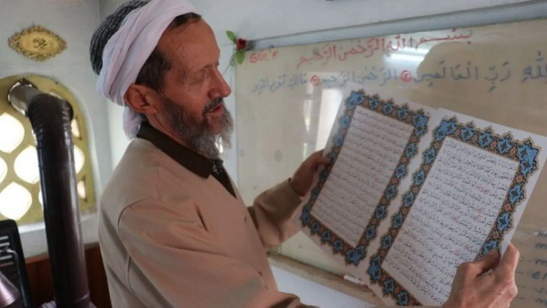 Cumhurbaşkanına elleriyle Kur'an-ı Kerim yazdı 