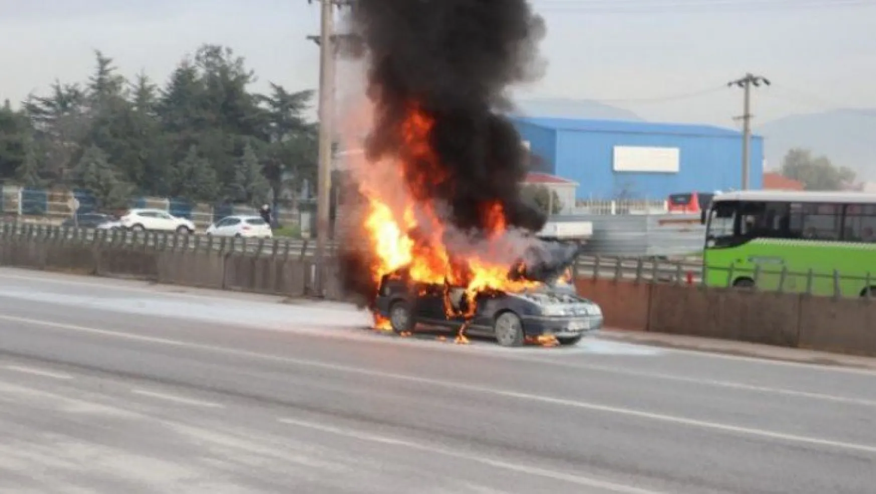 D-100'de alev alev yanan otomobil küle döndü