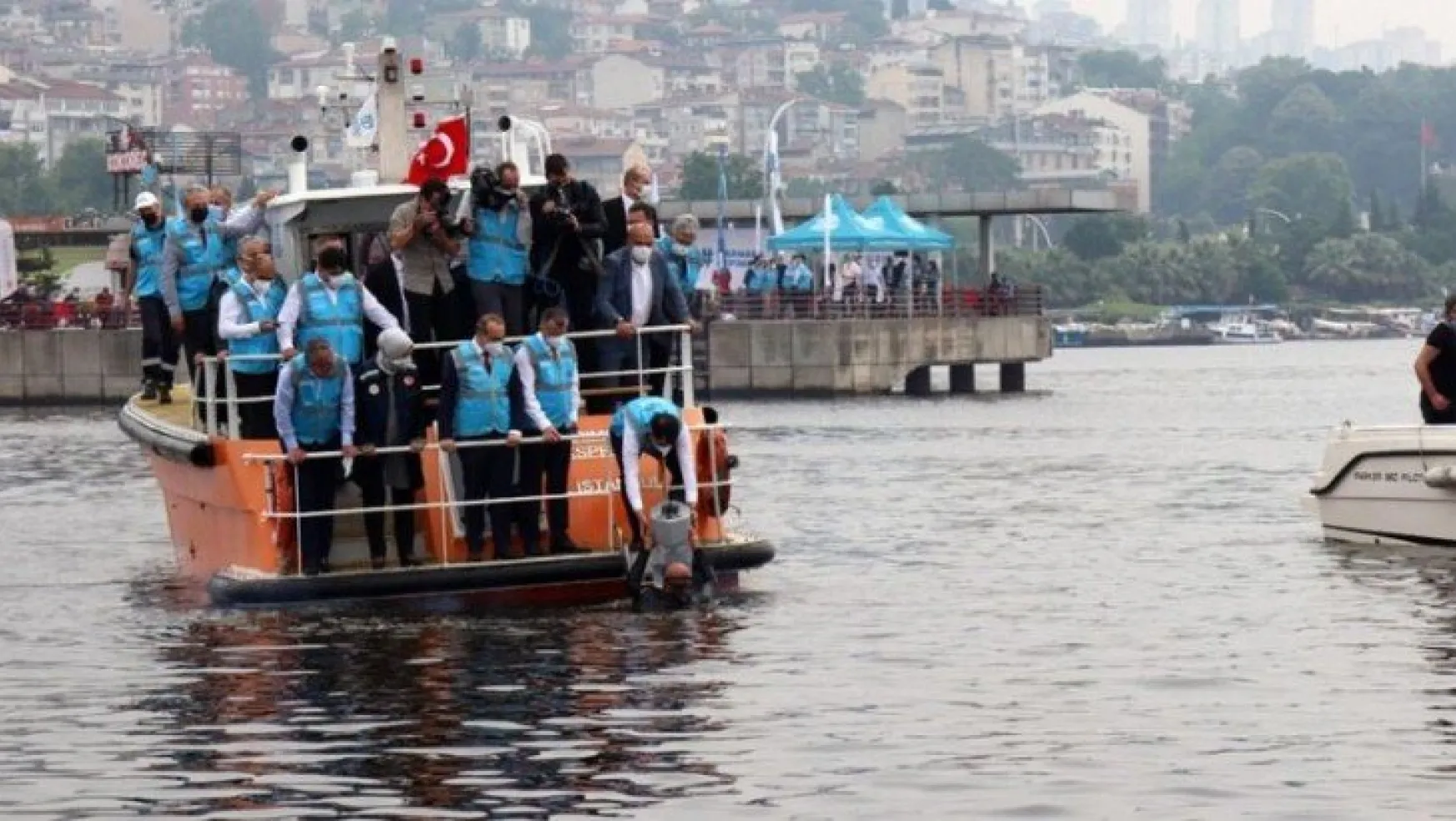 Denizin altına oksijen verecek cihazı bakan Murat Kurum İzmit Körfezi'ne bıraktı