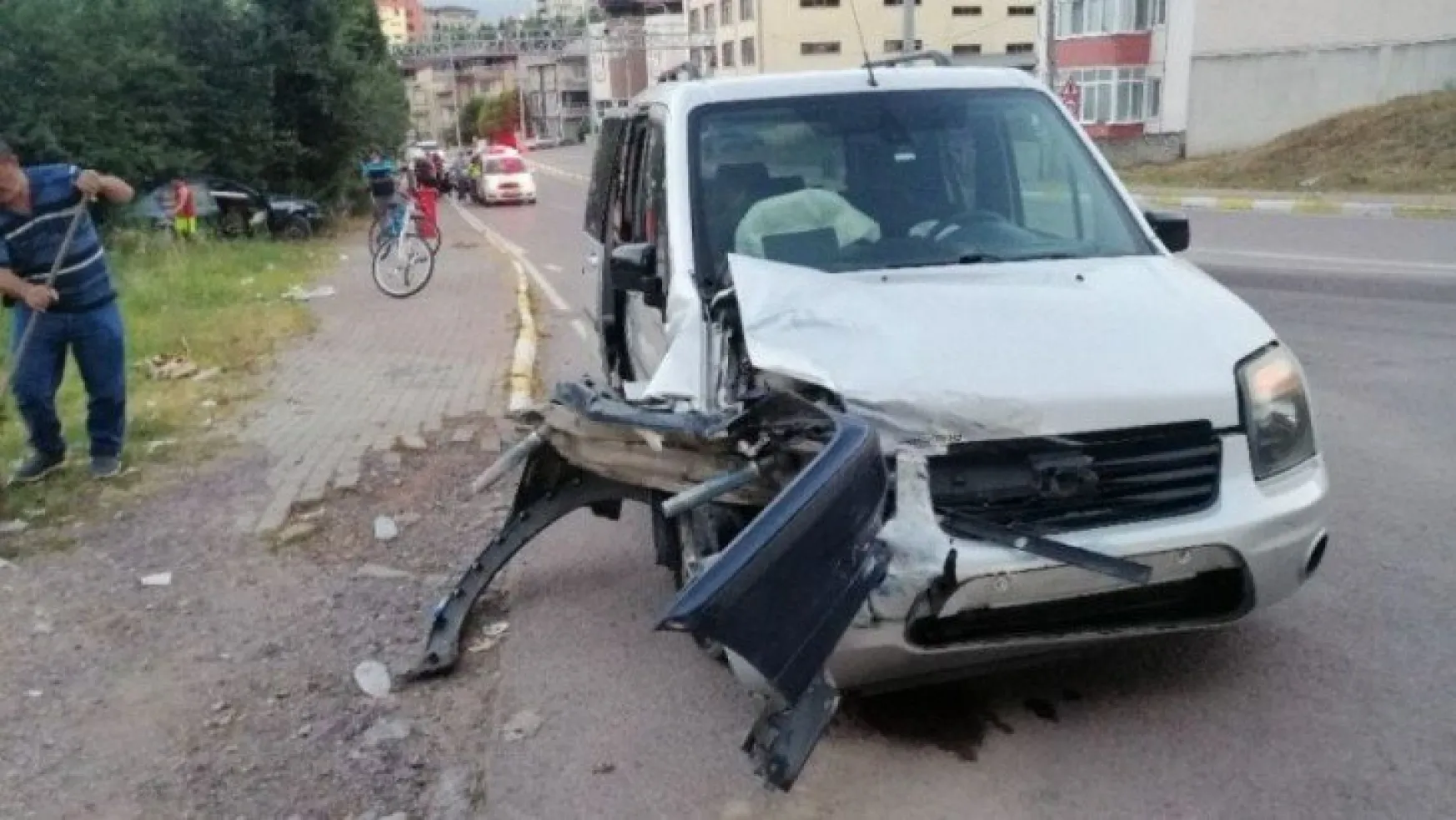Derince'de otomobil ile hafif ticari araç çarpıştı: 1 yaralı