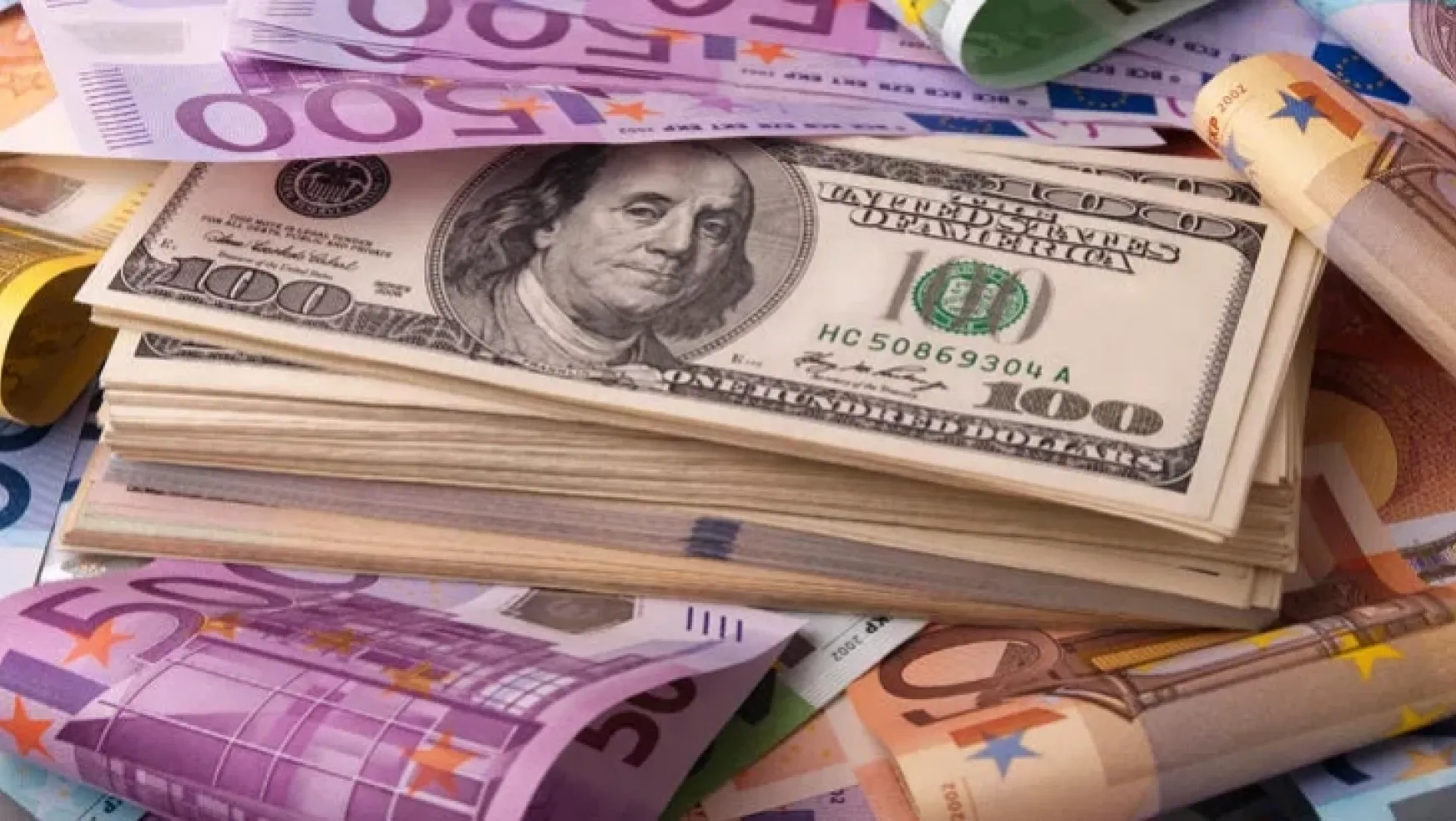 Dolar, Euro ile arayı açıyor 