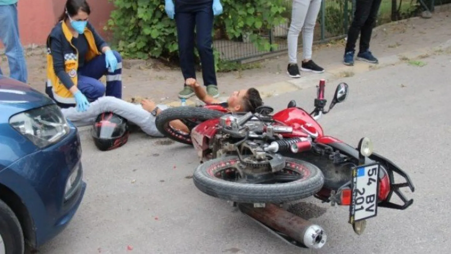 Ehliyetsiz ve alkollü motosiklet sürücüsü park halindeki araca çarptı