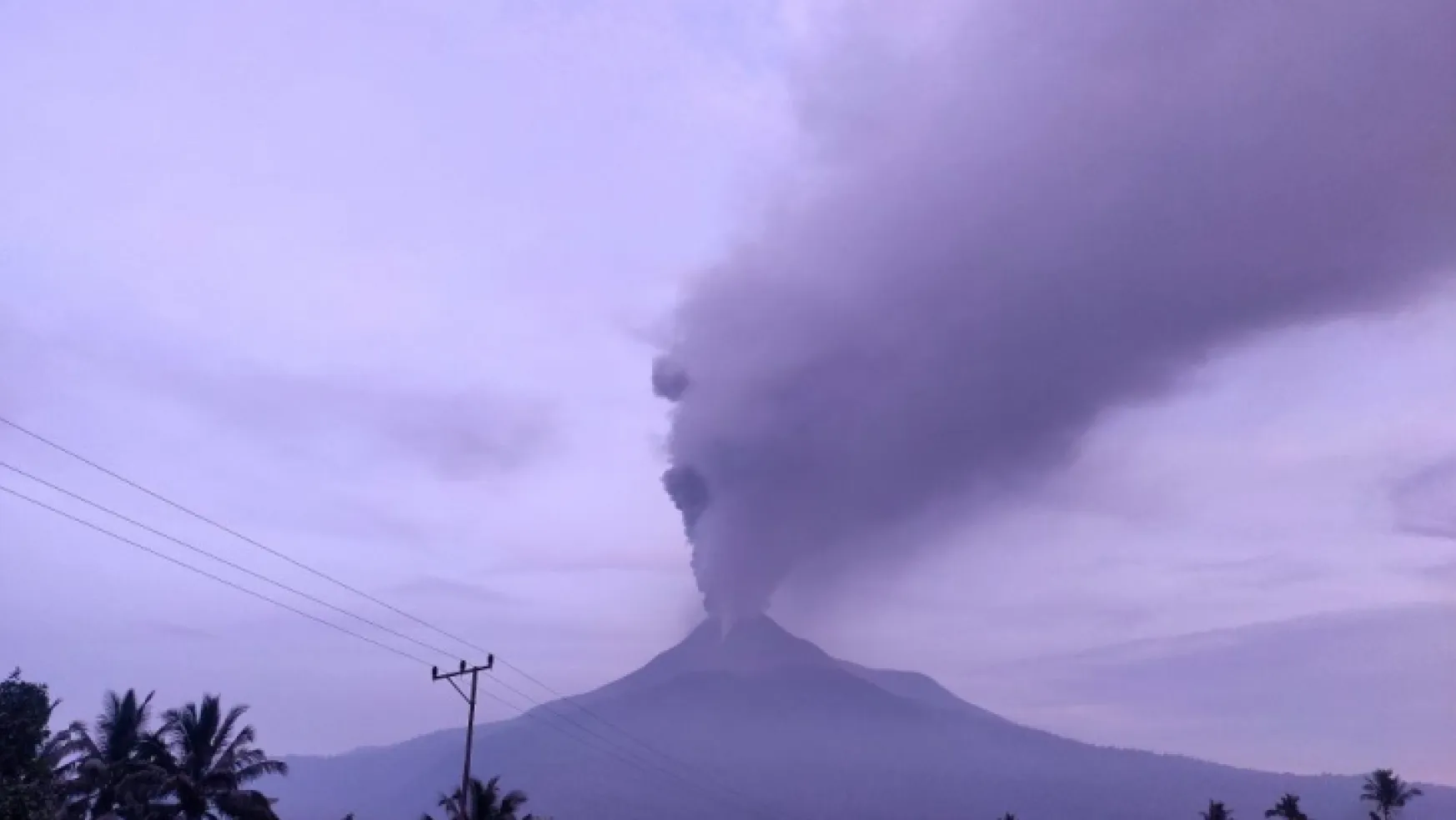 Endonezya'daki Lewotobi Laki-Laki Yanardağı'nda patlama