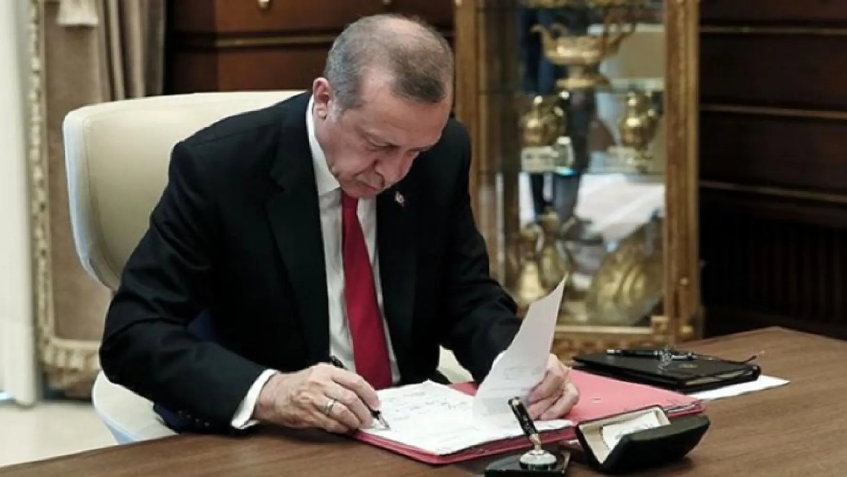 Erdoğan'dan 12 üniversiteye rektör ataması