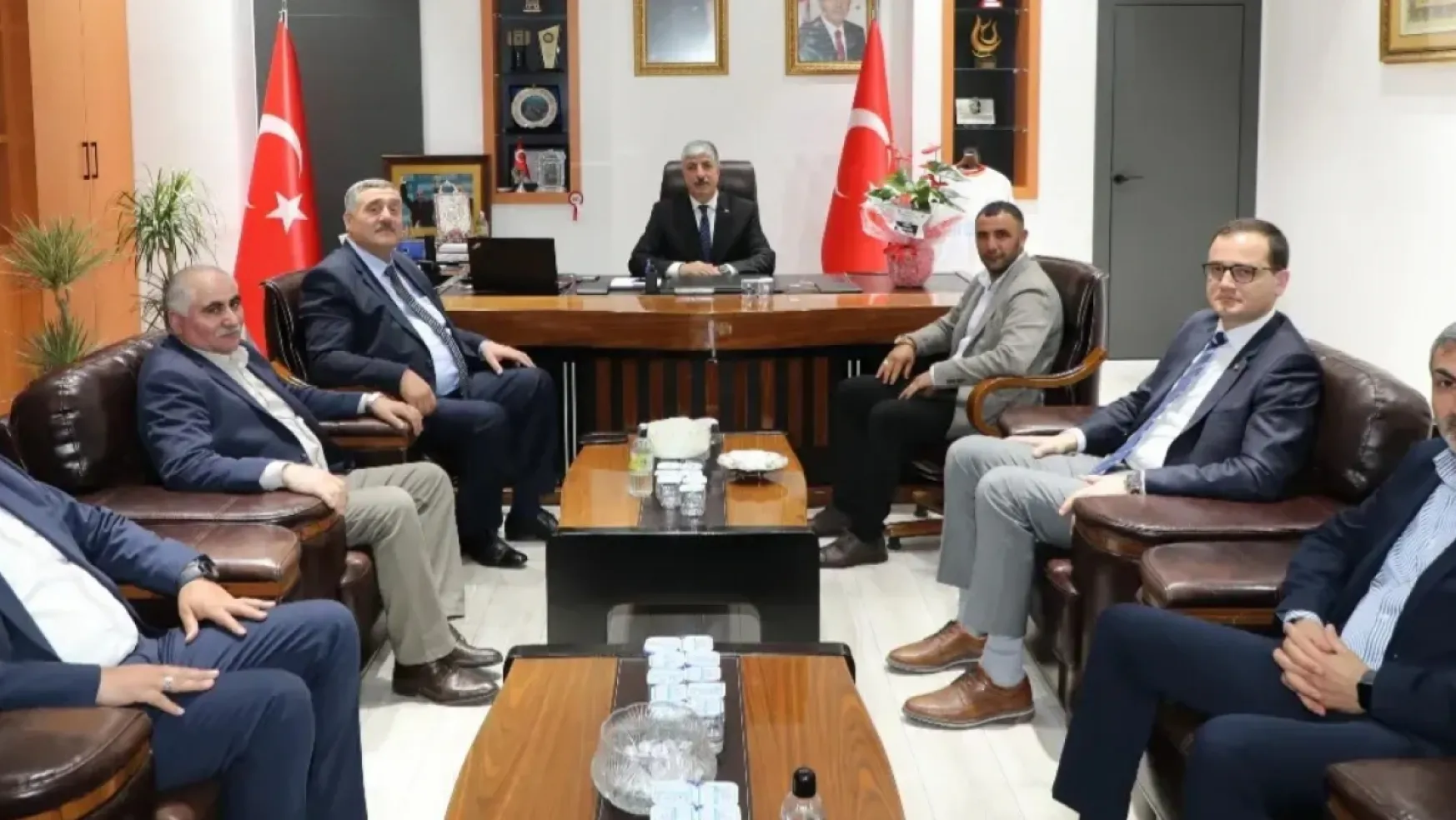 Erzurumlulardan yeni başkan Ömeroğlu'na ziyaret
