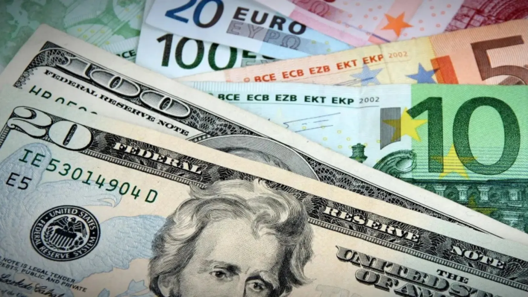Euro yeniden Dolar'ı geçti 