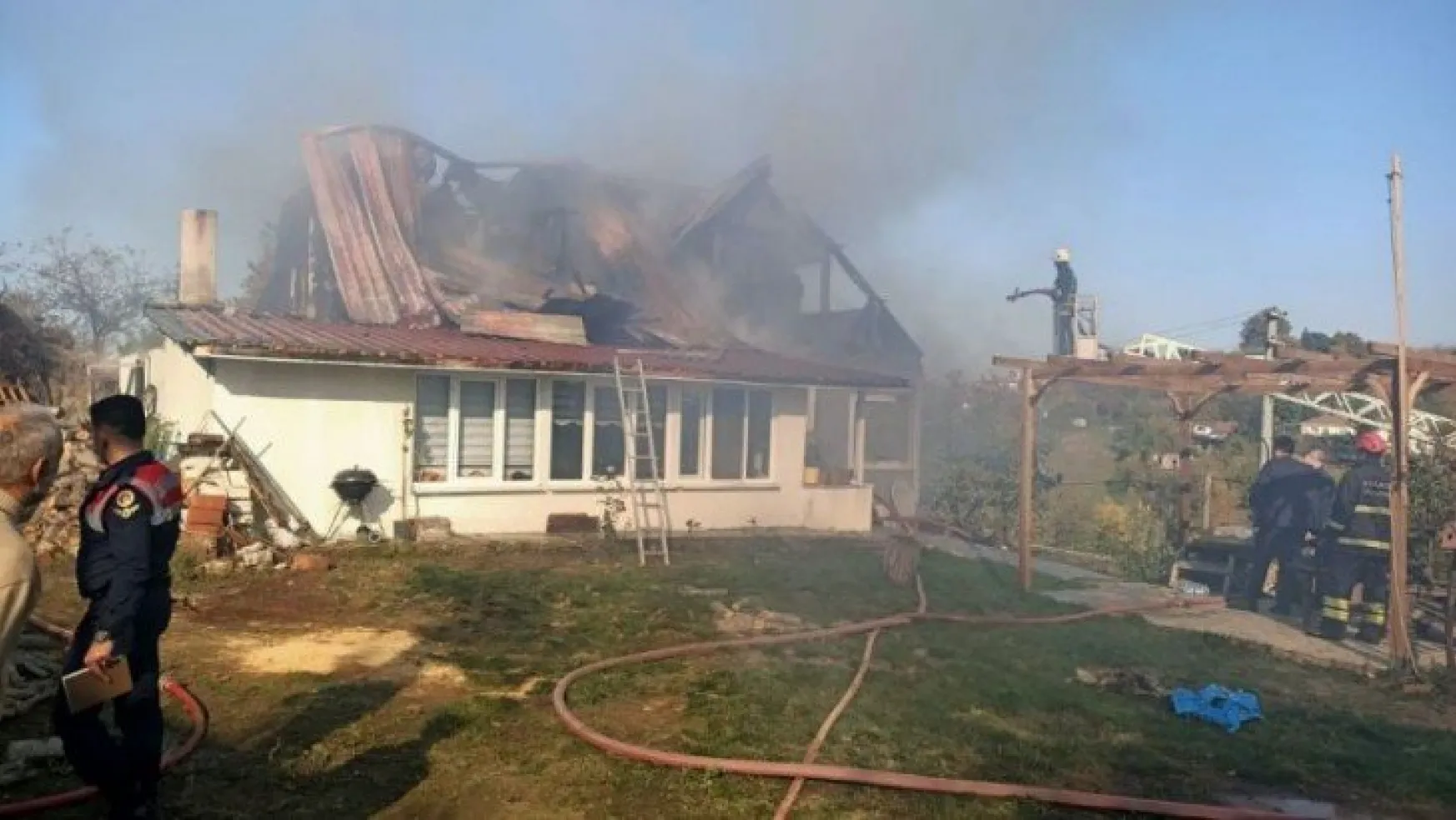 Evin çatısında çıkan yangın söndürüldü