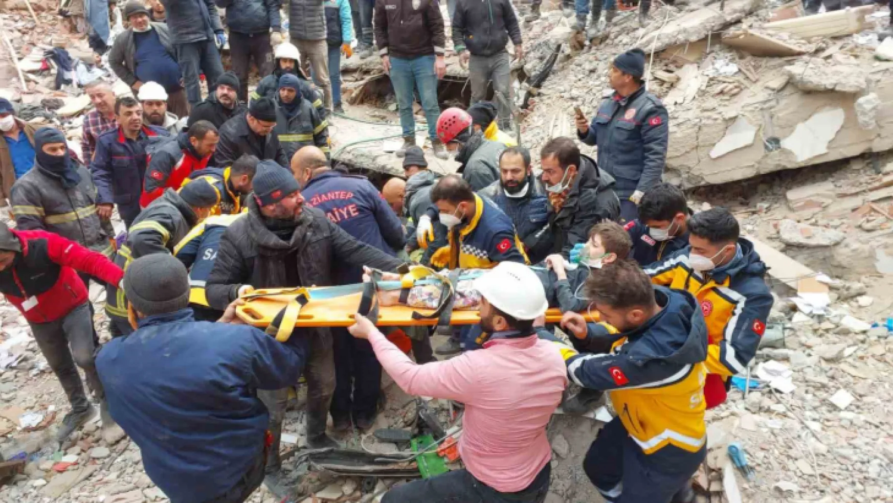 Depremden 106 saat sonra 3 kişi sağ olarak çıkarıldı