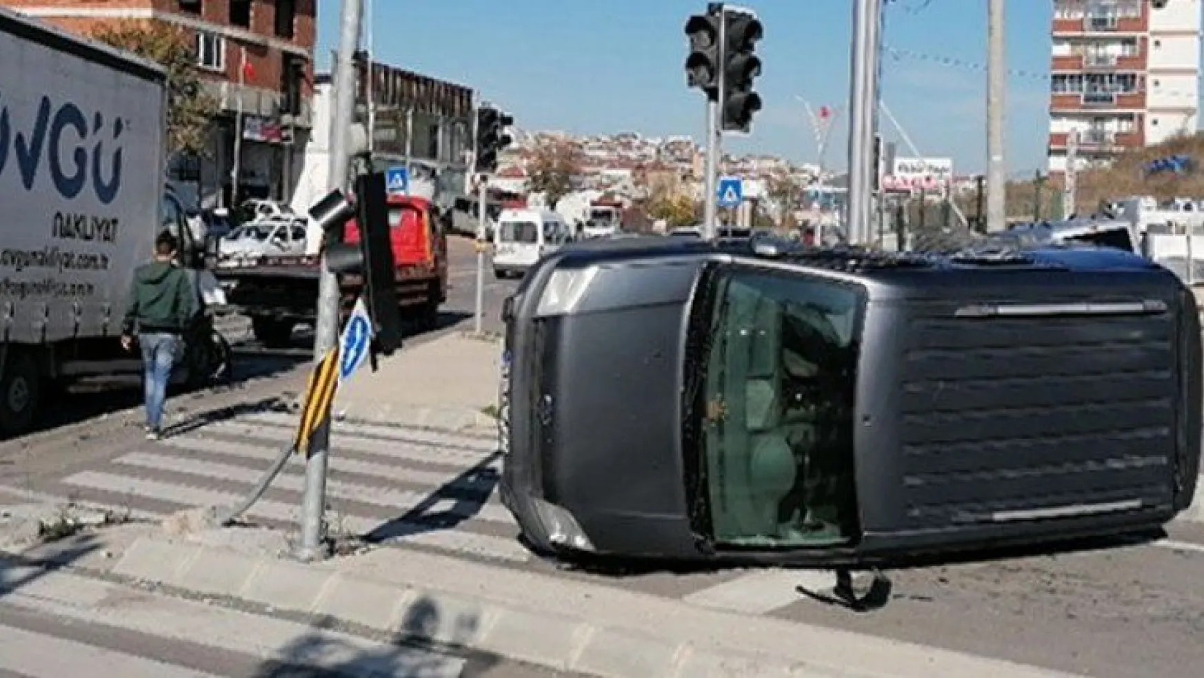 Gebze'de trafik kazası! Araç takla attı...