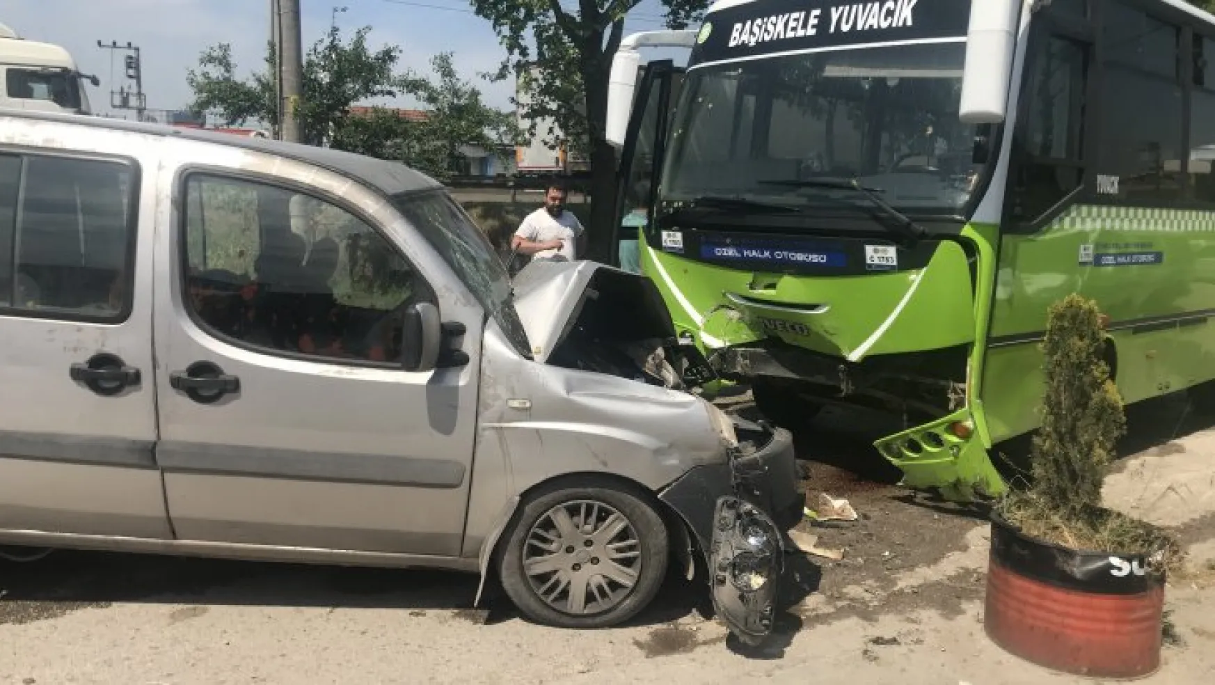 Halk otobüsü ile araç çarpıştı: 4 yaralı