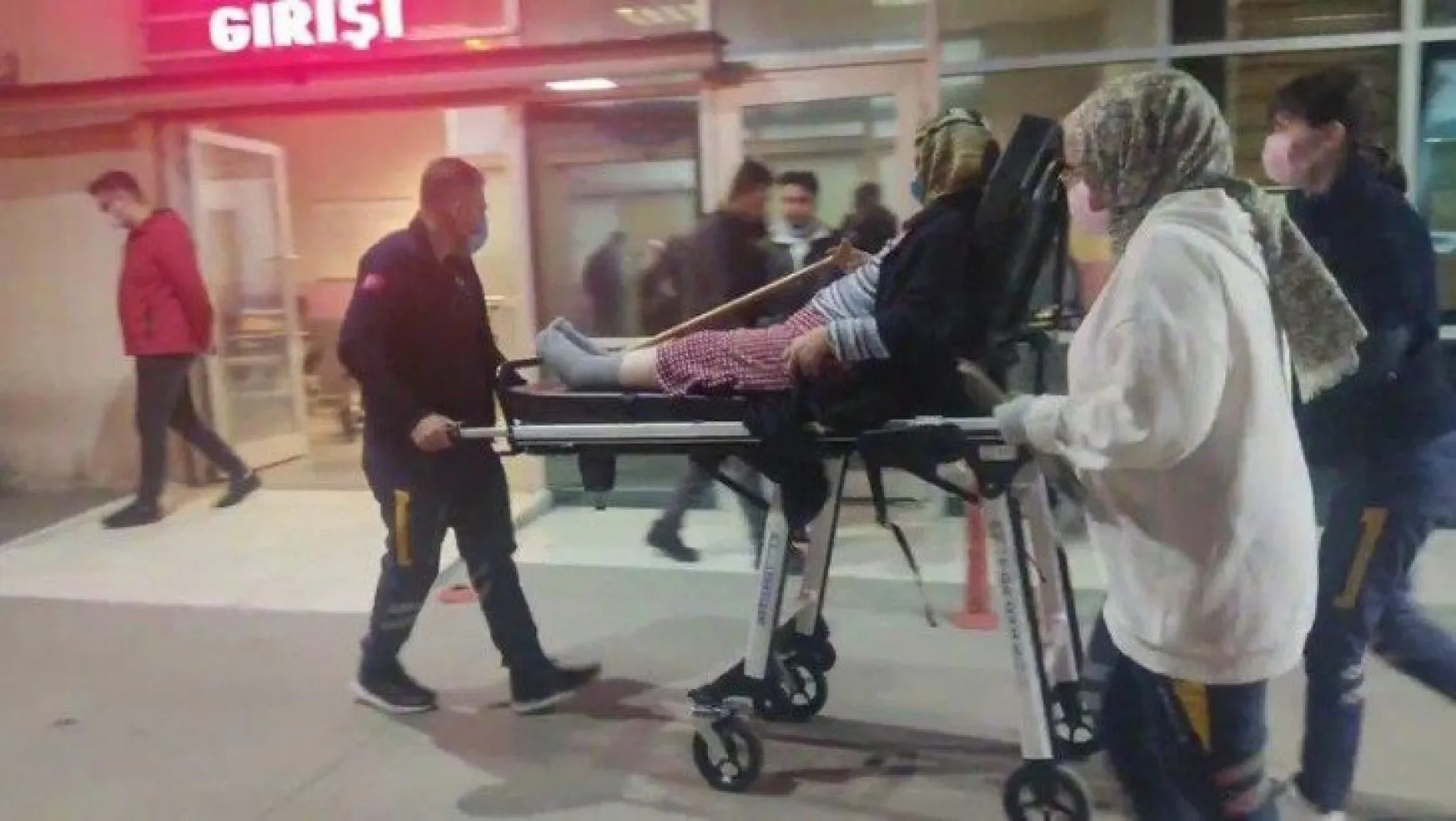 Hastaneye gitmek istemeyen yaşlı kadın bıçak çekip çocuklarını rehin aldı